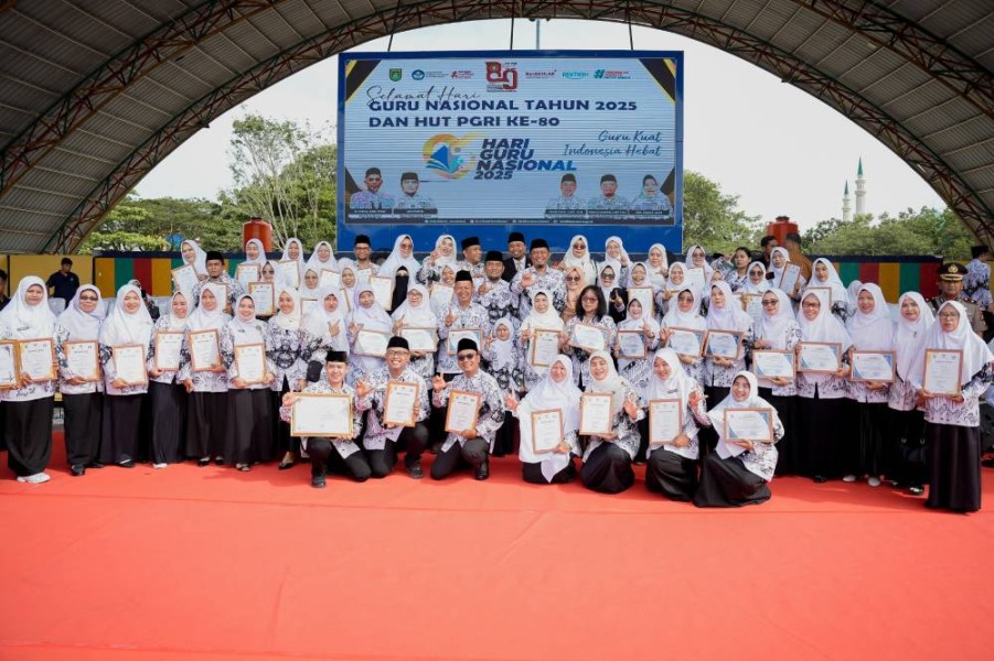 Ribuan Guru Meriahkan HUT ke-80 PGRI dan HGN 2025 di Taman Bukit Gelanggang