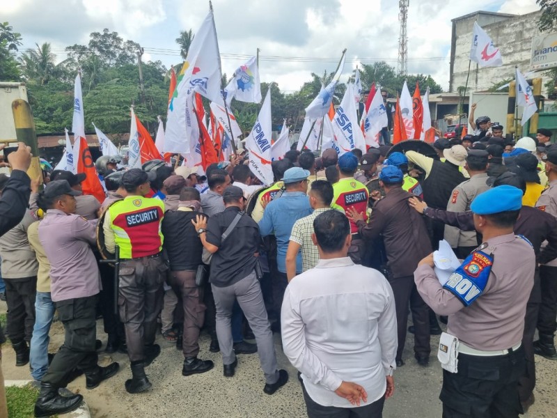 Aksi KC-FSPMI Guncang Gerbang PT RAPP: Ribuan Suara Buruh Menuntut Keadilan dan Pemulihan Hak Kerja