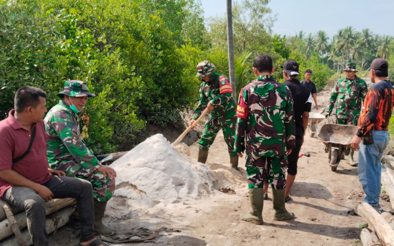 TNI, Pekerja dan Warga Gotong Royong Bangun Jembatan Penghubung Tanjung Penyebal–Basilam Baru