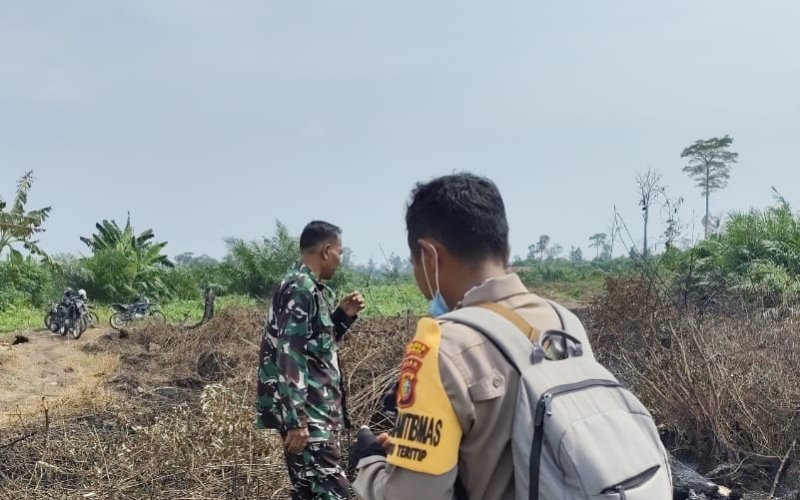 Cegah Karhutla, Babinsa Koramil 03/SS Patroli dan Sosialisasi Larangan Bakar Lahan di Batu Teritip