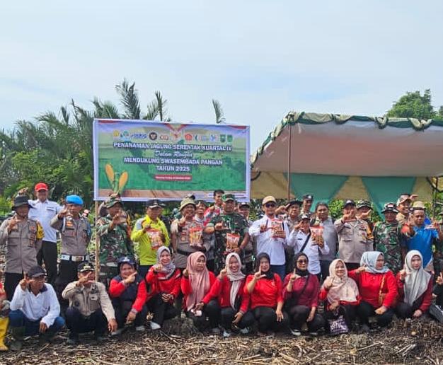 Dukung Swasembada Pangan, Sekcam Batang Tuaka Dorong Warga Manfaatkan Lahan Pertanian