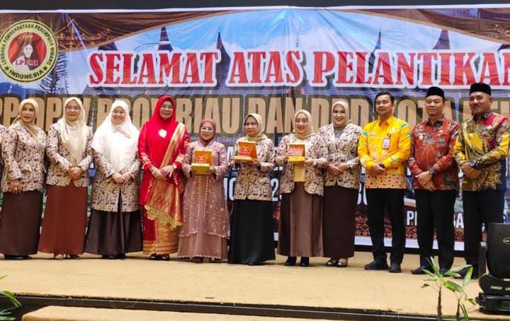 Prestasi Membanggakan, Hj. Neno Fitria Raih Penghargaan untuk LPPMI Pelalawan