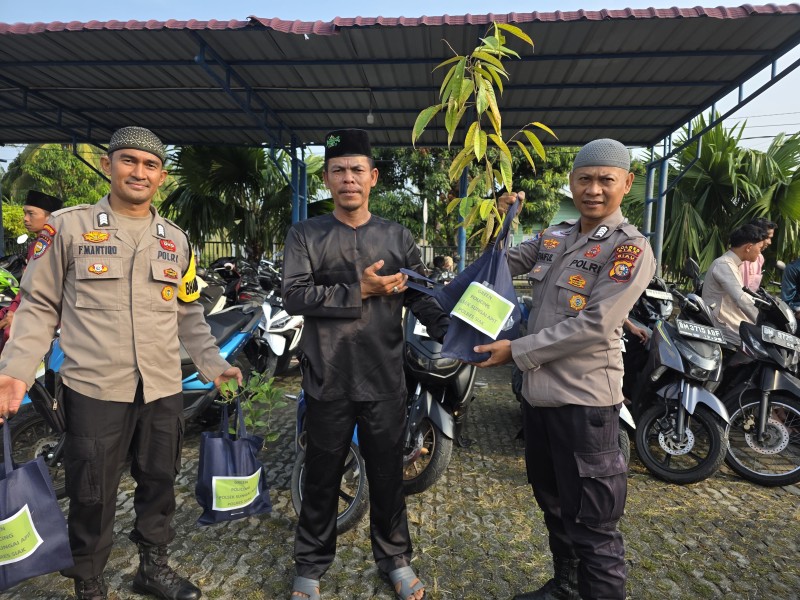 Semangat Idul Fitri, Polsek Sungai Apit Bagikan 105 Bibit Pohon untuk Kelestarian Lingkungan