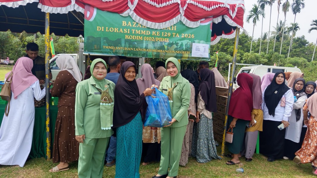 Hadiri Pembukaan TMMD ke-129, Ketua Persit KCK Cabang XIX Kodim 0102/Pidie Turun Langsung Layani Warga di Bazar Murah