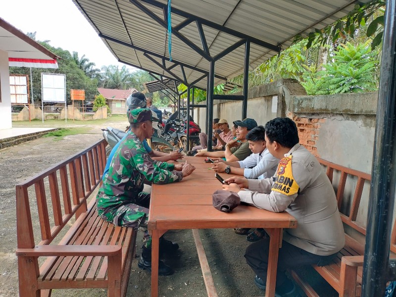 Sertu Joko Purnomo Gelar Komsos Kesehatan di Bencah Umbai, Warga Diajak Peduli Kebersihan