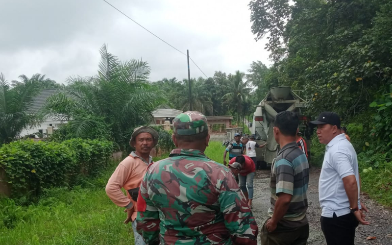 Babinsa dan Warga Bagan Besar Gotong Royong Perbaiki Jalan Berlubang
