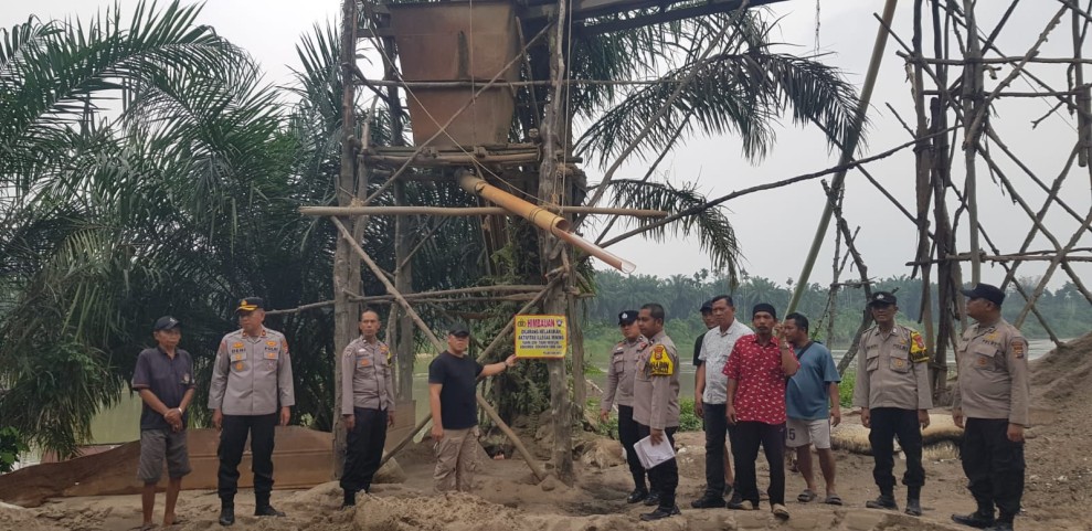 Polsek Siak Hulu Sisir Sejumlah Lokasi Tambang Pasir di Teratak Buluh, Pasang Spanduk Larangan