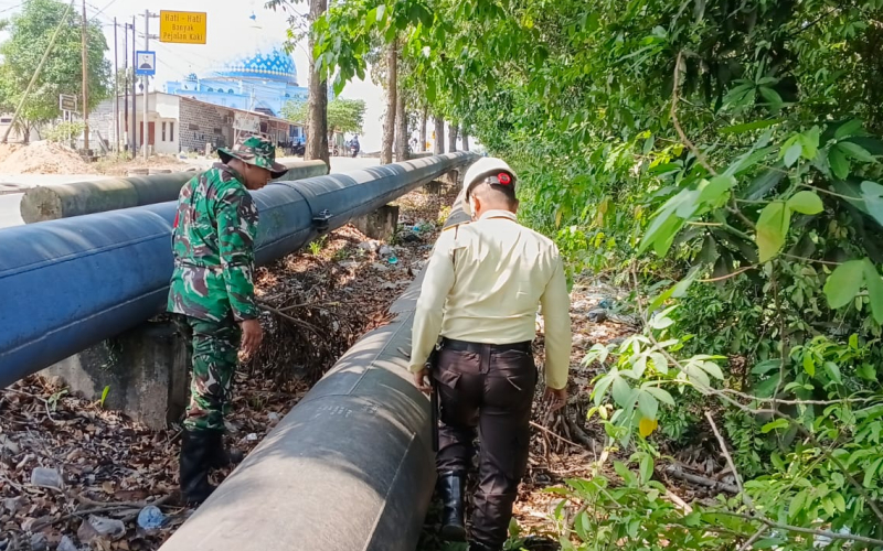 Babinsa dan Security PHR Sosialisasikan Larangan Aktivitas di Sepanjang Pipa Minyak Dumai
