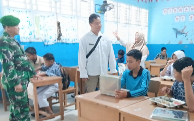 Serma Amrijon Dampingi Distribusi Makanan Bergizi Gratis untuk Pelajar Medang Kampai