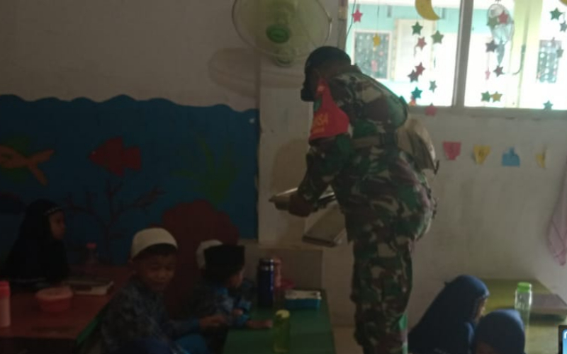 Program Gizi Gratis Sentuh Ribuan Siswa di Bukit Kapur, Babinsa Pastikan Tepat Sasaran