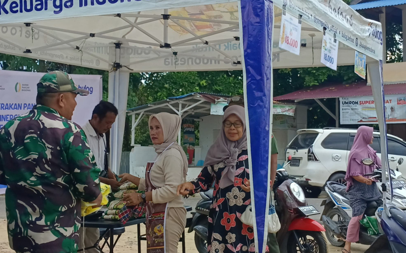 Babinsa Bukit Nenas dan Bulog Gelar Pangan Murah di Bukit Nenas