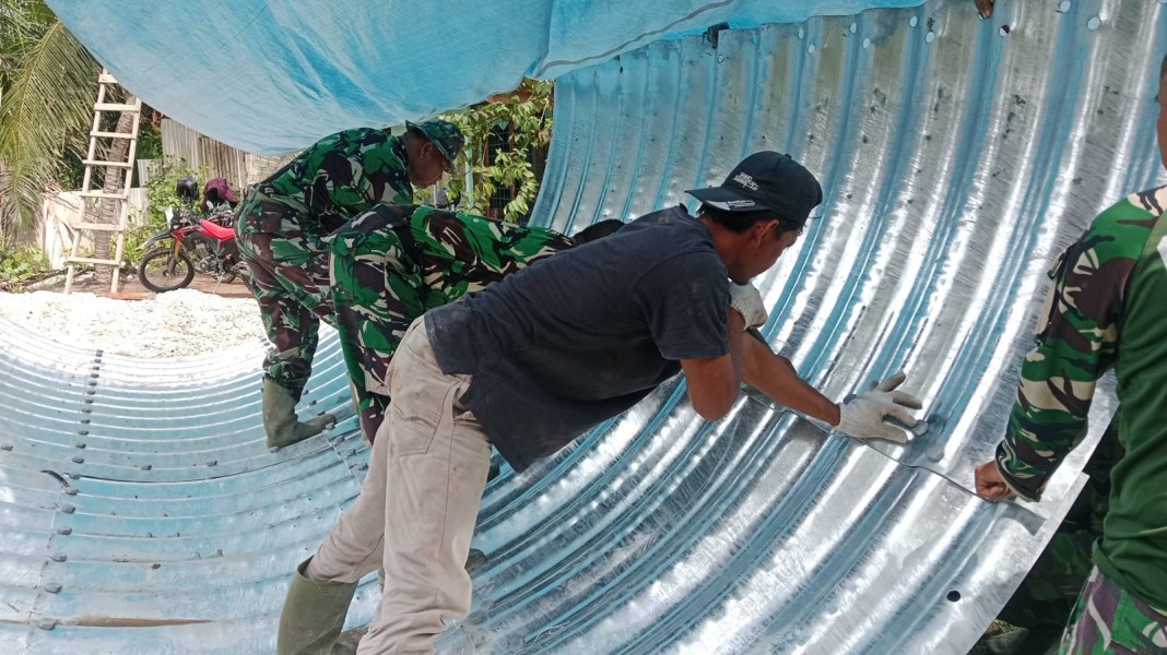 Gotong Royong TNI dan Masyarakat Percepat Pembangunan Jembatan Armco di Lubuk Gaung