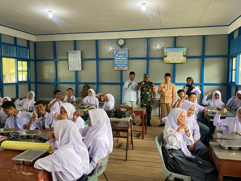 Babinsa Koramil 06/Kateman  Dampingi Kegiatan Makan Bergizi Gratis di 6 Sekolah