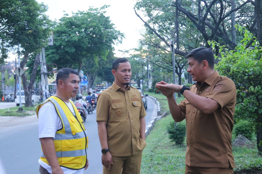Atasi Banjir, Wako Pekanbaru Tegaskan Drainase yang Ditutup Beton Akan Dibongkar