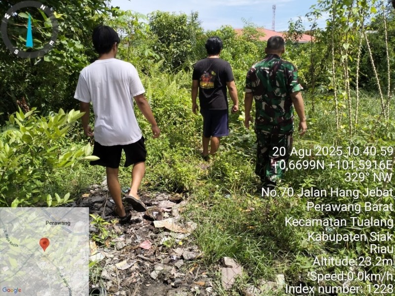 Peltu Ramli Nst, Babinsa Koramil 04/Perawang Gelar Patroli Karhutla di Kampung Perawang Barat