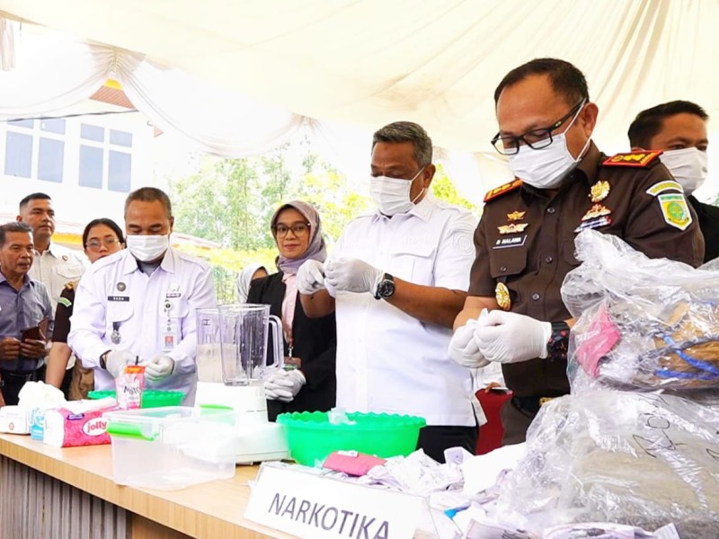 Kejari Rohul Musnahkan Barang Bukti 72 Perkara, Mayoritas Kasus Narkotika & Pencurian