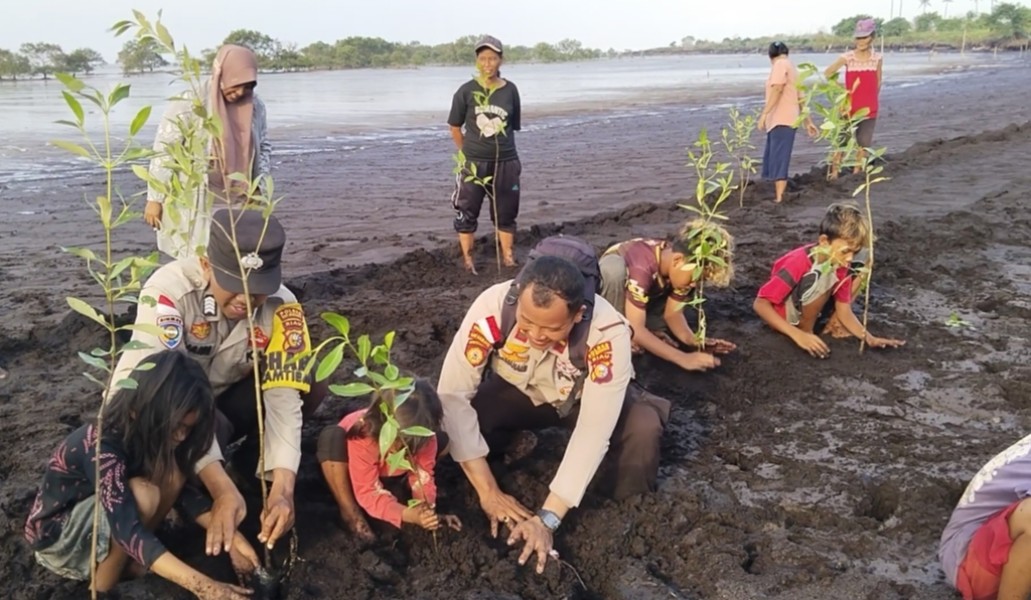 Green Policing, Polsek Rangsang bersama suku akit Tanam Mangrove Cegah Abrasi pantai