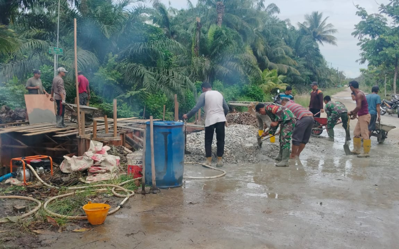 TNI dan Masyarakat Bergotong Royong Bangun Jembatan Beton di Lubuk Gaung
