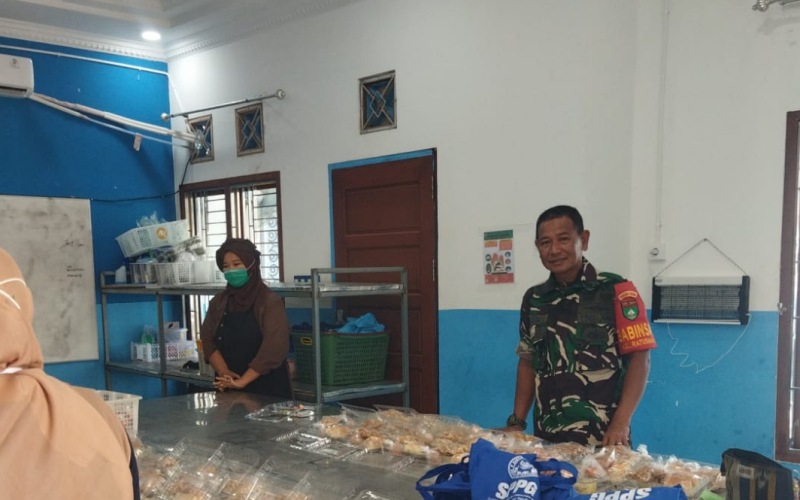 Serka Abu Kasim Dampingi Penyaluran Makanan Bergizi Gratis bagi Pelajar dan Balita di Dumai