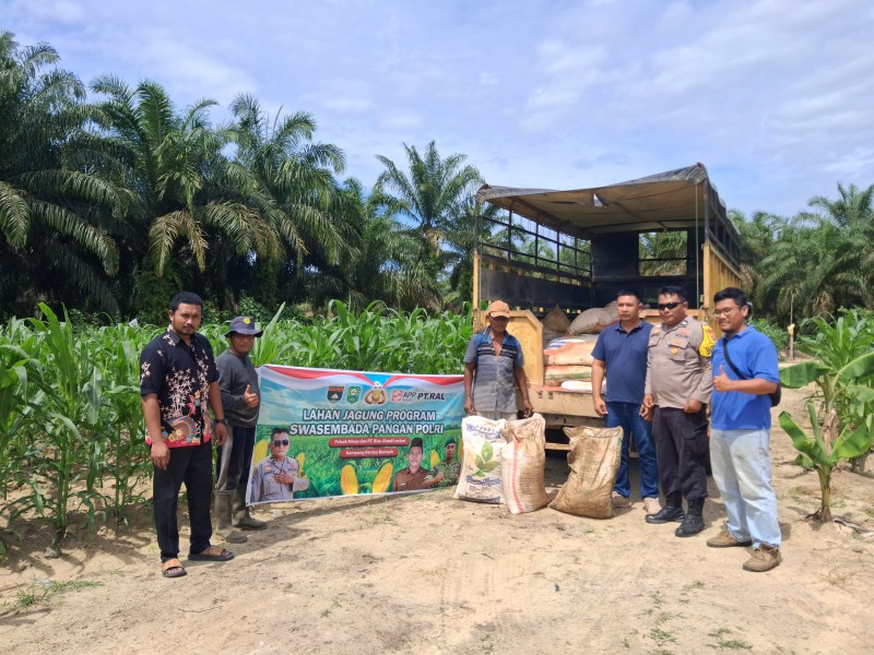Dukung Swasembada Pangan Nasional, PT Arara Abadi Salurkan Bantuan Pupuk untuk Kelompok Tani di Minas