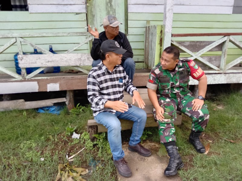 Babinsa Koramil 06/Kateman Jalin Silaturahmi dan Ingatkan Warga Sungai Teritip Soal Bahaya Karhutla