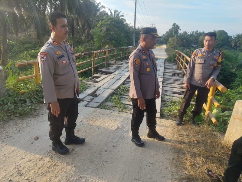 Polsek Pasir Penyu dan Warga Gotong Royong Angkut Material Renovasi Jembatan Pasir Bongkal