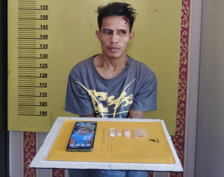 Polsek LBJ Sergap Pemuda di Pasar, Hasilnya 2 Paket Sabu Dalam Kantong Celana