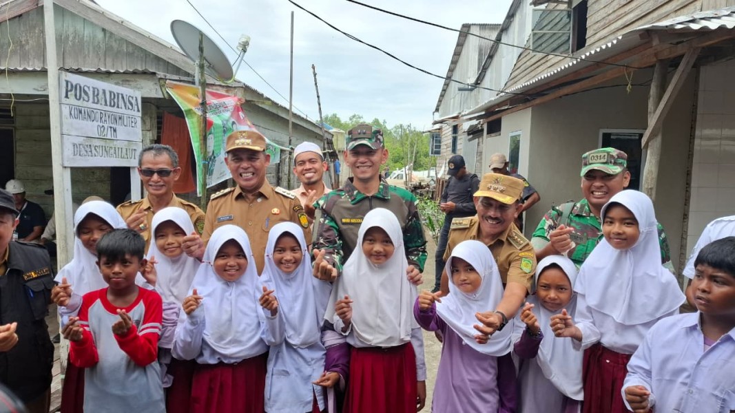 Dandim 0314/Inhil Dampingi Bupati Tinjau Kondisi SDN 004 Sungai Laut
