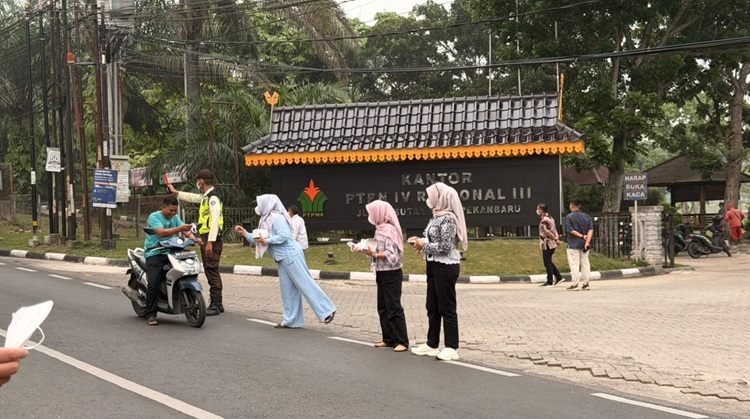 Kabut Asap Memburuk, PTPN IV Regional III Bagikan 1.000 Masker di Pekanbaru