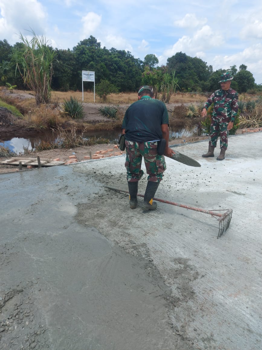 Satgas TMMD Kodim 0322/Siak Gaspol Semenisasi Jalan di Sungai Mandau, Bukti Nyata Kemanunggalan TNI dan Rakyat