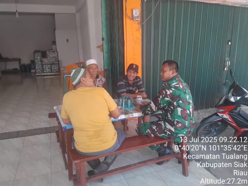 Babinsa Koramil 04/Perawang Ajak Warga Peduli Lingkungan Lewat Komsos di Perawang Barat