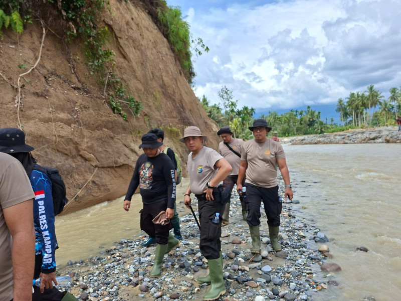 Personel Polres Kampar Tak Kenal Lelah, Terus Cari Ipda Angga di Sungai Batang Anai