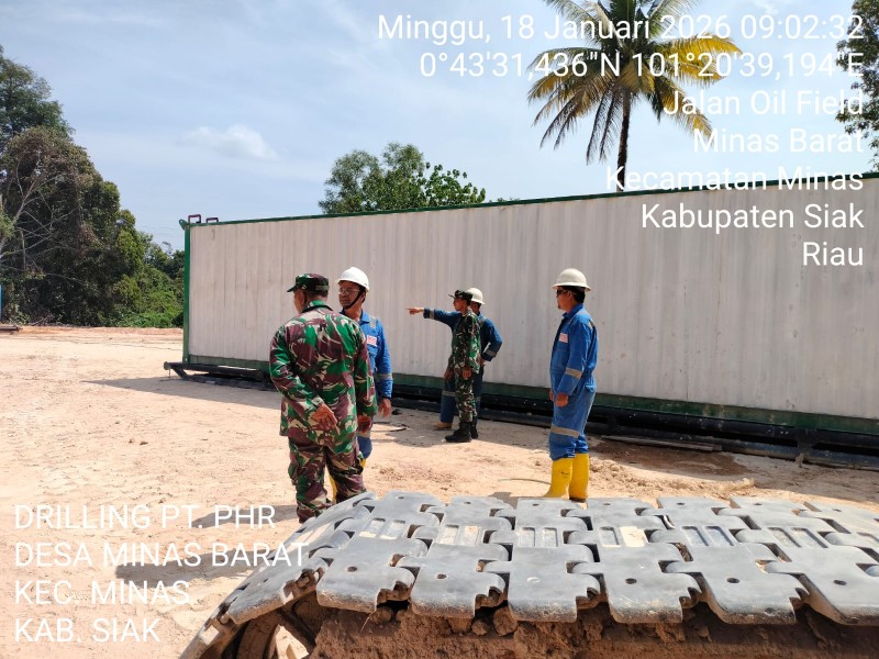 Sertu Joko Purnomo dan Pelda Benriyadi Laksanakan Patroli Pengamanan Lokasi Drilling di Minas