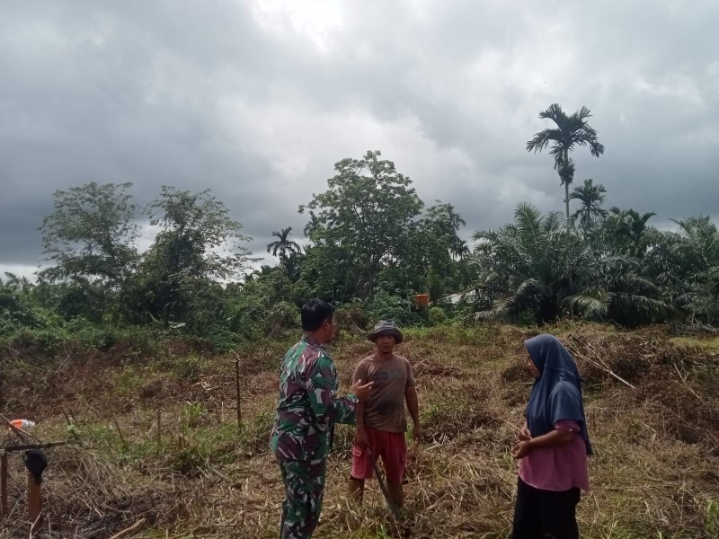 Babinsa Serda Wiky Hendri Septa Gelar Komsos Bahaya Narkoba di Kampung Teluk Lancang