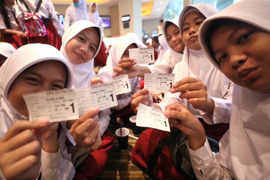 Wagub Rano Bersama Ratusan Anak Jakarta Nobar Film Pelangi di Mars