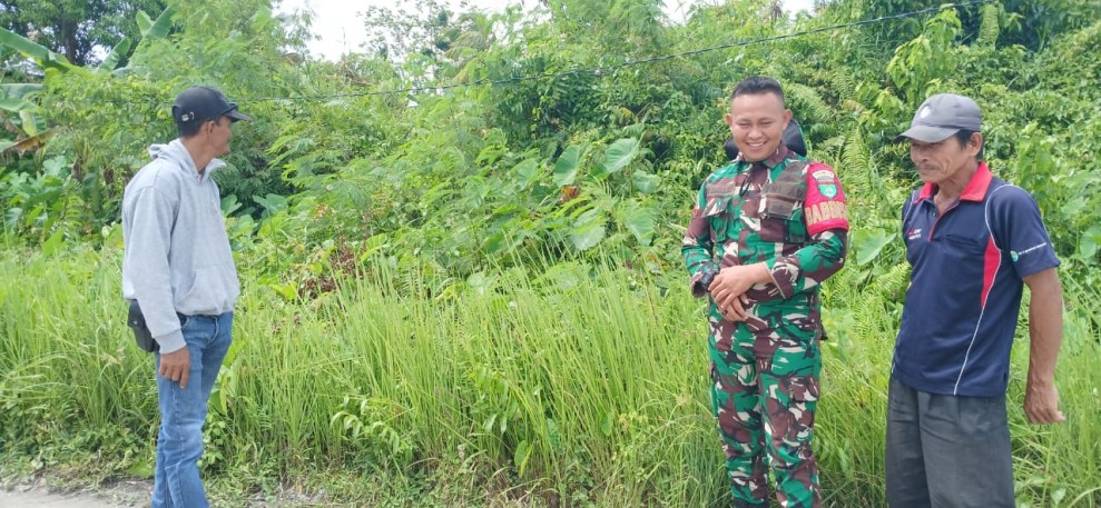 Babinsa Koramil 06/Kateman Intensifkan Patroli Tapal Batas Cegah Karhutla di Tanjung Raja