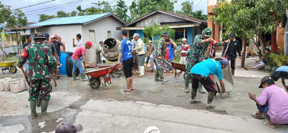 Babinsa Koramil 06/Kateman dan Warga Tagaraja Kompak Perbaiki Jalan Berlubang