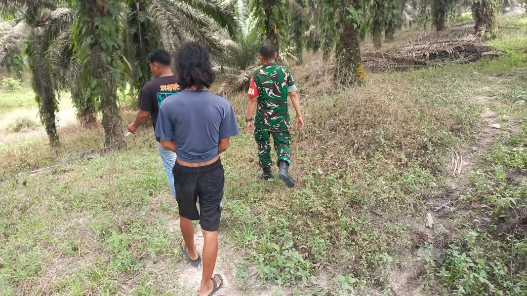 Babinsa Serka Afrisal Patroli Karhutla di Perawang, Pastikan Wilayah Bebas Titik Api