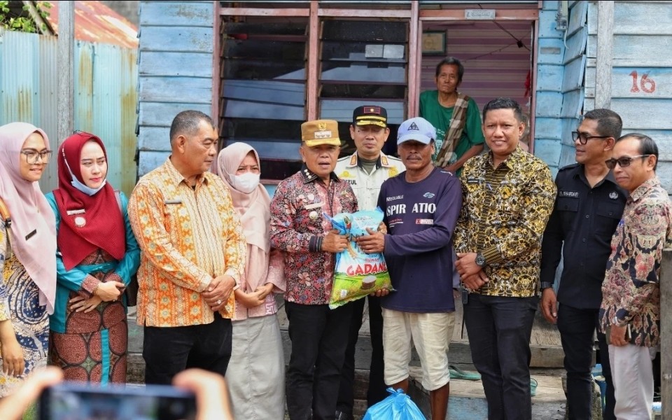 Tinjau Rumah Roboh, Bupati Asmar Perintahkan Perkim Bangun Ulang