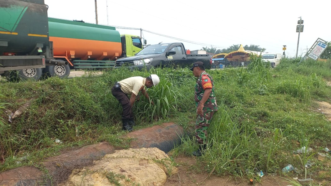 Patroli Jalur Pipa Minyak PHR, Babinsa Imbau Warga Tak Mendirikan Bangunan di Zona Pipa