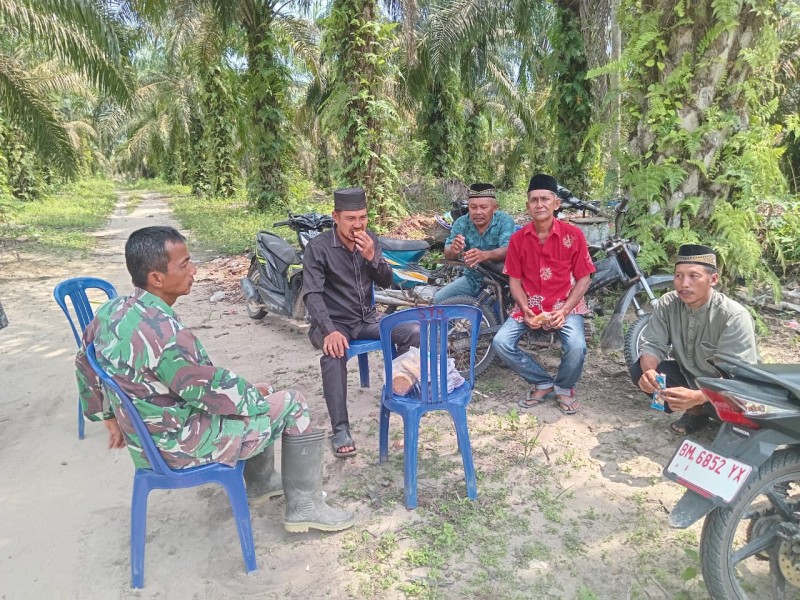 Babinsa Serma Sri Wahyudi Sosialisasikan Bahaya Narkoba kepada Warga Kampung Lubuk Jering