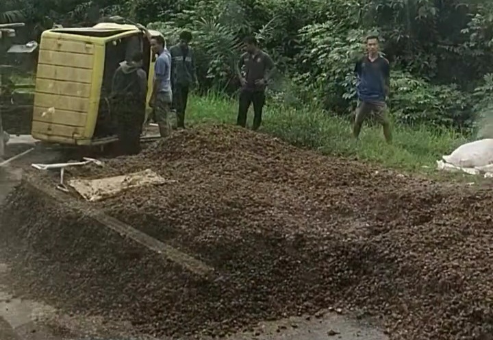 Benturan Keras di Jalintim Pelalawan, Kabin Pikap Ringsek Parah Usai Ditabrak Truk Berondolan