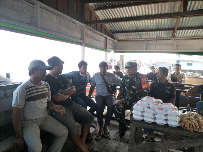 Arus Mudik Lebaran, Babinsa Koramil/06 Kateman Himbau Penumpang Speedboat Waspada Saat Perjalanan