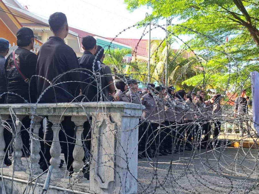 Gedung DPRD Riau Dipasang Kawat Berduri Sambut Aksi Unjuk Rasa