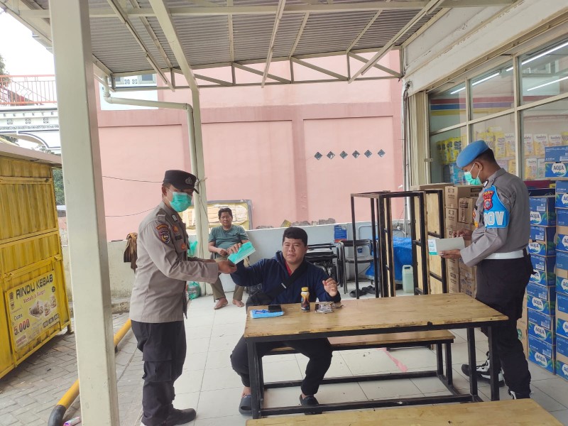 Polsek Minas Bagikan Masker Kepada Masyarakat Yang Beraktivitas Diluar Guna Antisipasi Dampak Kabut Asap