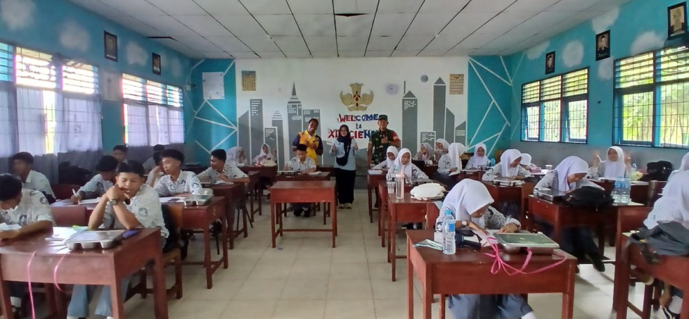 Dukung Generasi Sehat, Babinsa Koramil 06/Kateman Rutin Berikan Pendampingan Program MBG di Sekolah