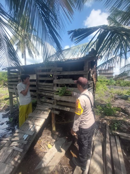 Polsek Merbau Dukung Ketahanan Pangan Nasional Cek dan Beri Pakan Kambing
