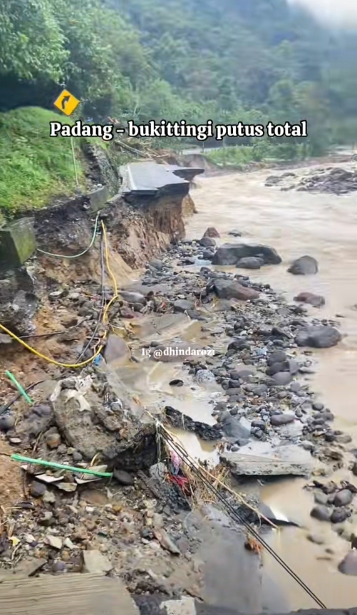 BREAKING NEWS- Jalan Padang-Bukittinggi Putus Total, Seluruh Badan Jalan Amblas ke Sungai, Lebih Parah dari 2024 Lalu