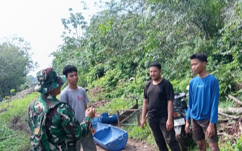 Jaga Lingkungan Tetap Aman, Babinsa Kelurahan Guntung Patroli Karhutla