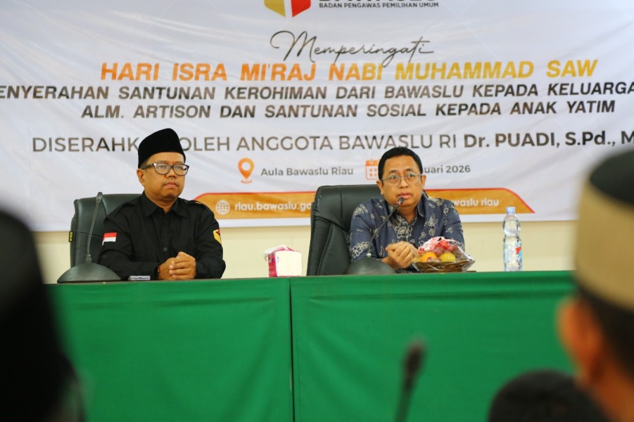 Lebih dari Sekadar Rekan Kerja, Bawaslu Riau Jadikan Isra Mi'raj Momen Santuni Keluarga Staf yang Wafat